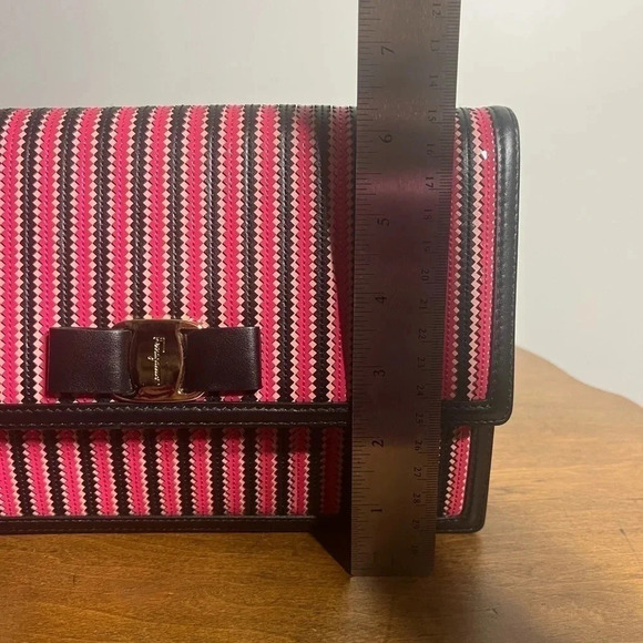 Ferragamo Ginny two-tone pink zigzag shoulder bag with gold chain shoulder strap - Picture 13 of 13